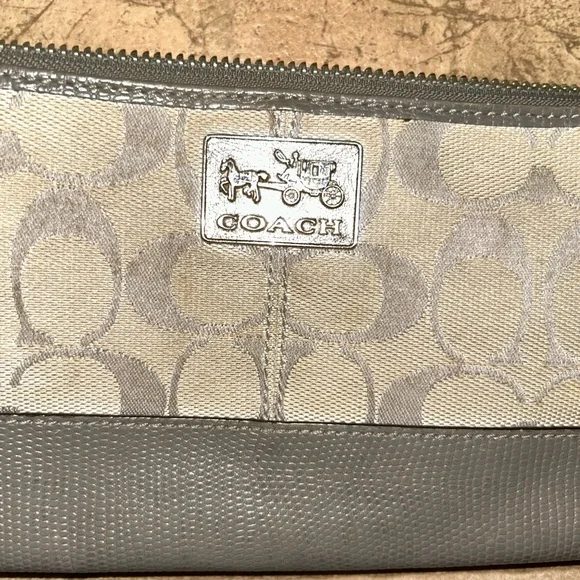 Coach signature canvas wristlet wallet in gray with patent leather trim - Picture 2 of 5